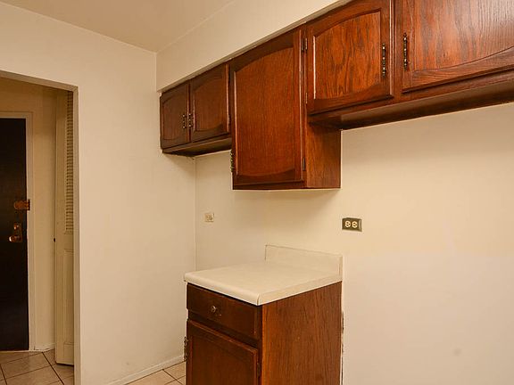 3rd image of 3825 N Pine Grove Ave APT 510