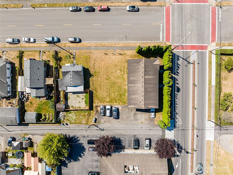 5th image of 703 Broadway Street