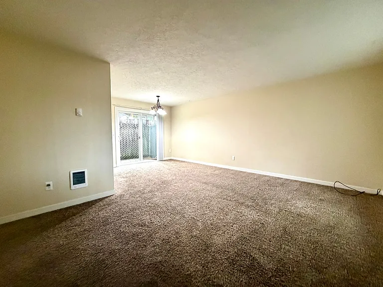 **Free First Month's Rent** Montavilla 2 Bedroom Main Floor Apartment W/ A/C And Off Street Parki... — Photo 4