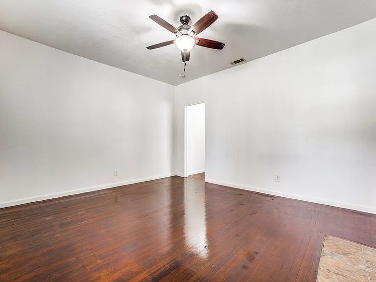 1628 Poplar St — Photo 1