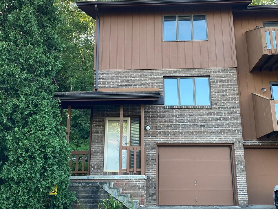 Corner unit townhouse in quiet Suncrest.