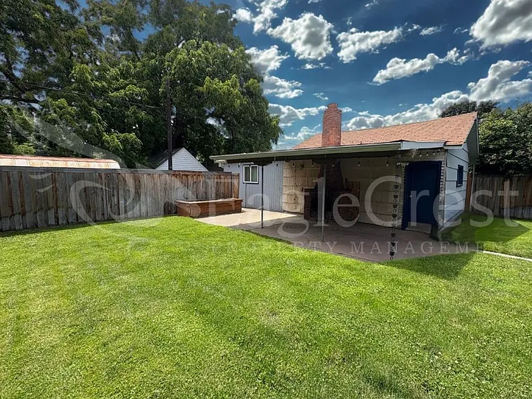 542 E Chestnut St — Photo 7