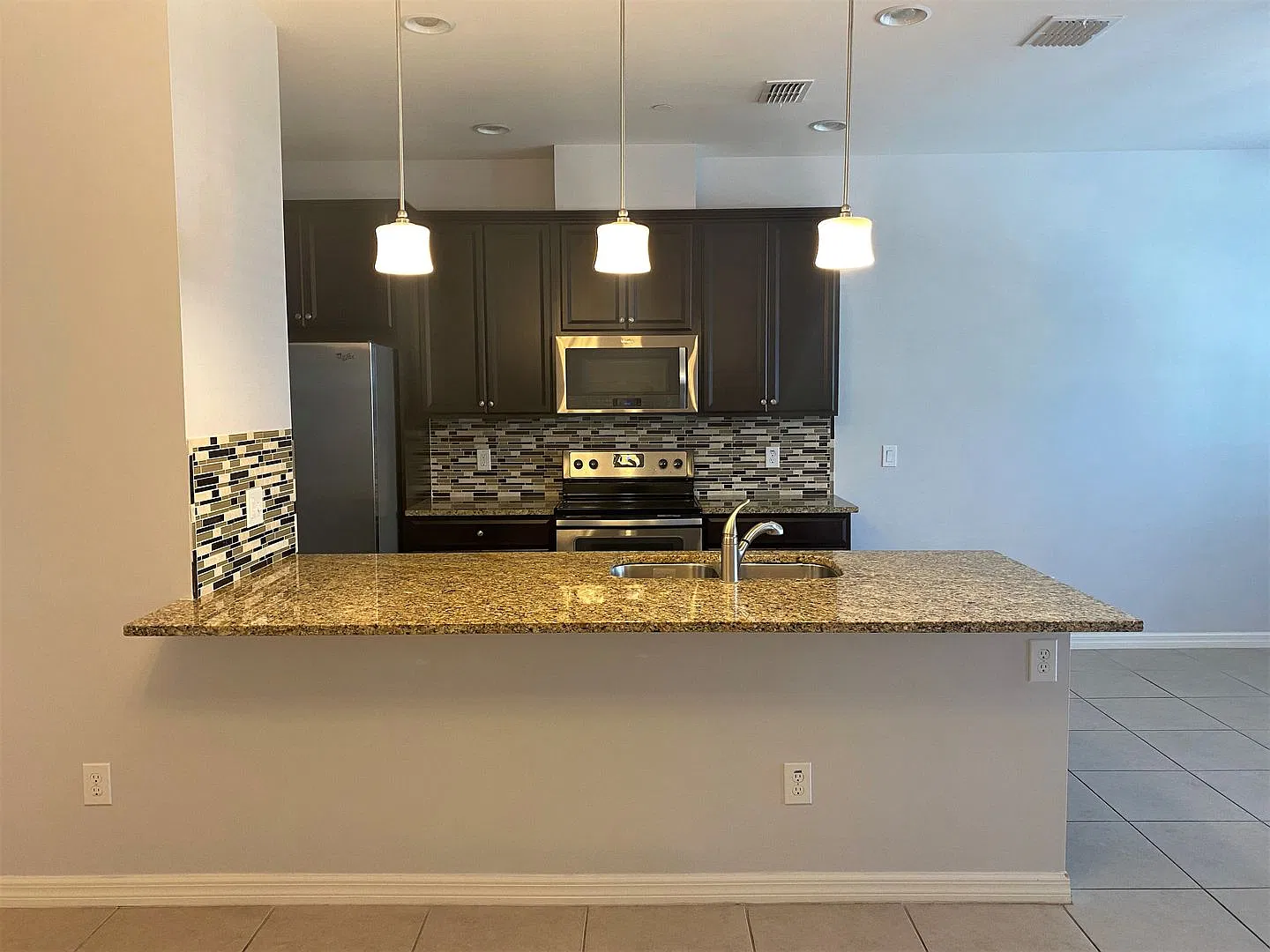 2 Bedroom 2.5 Bath Townhome In The Hamptons — Photo 4