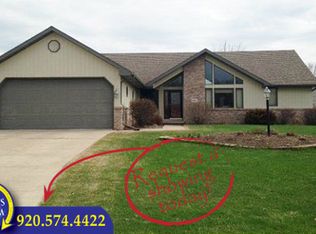 1017 Mill Pond Ln, Neenah, WI 54956