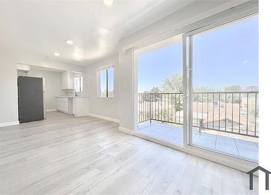 3rd image of 7437 Haskell Ave #E