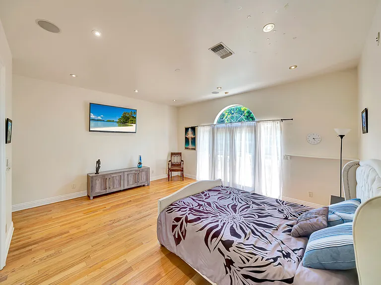 7735 Wilbur Ave — Photo 67