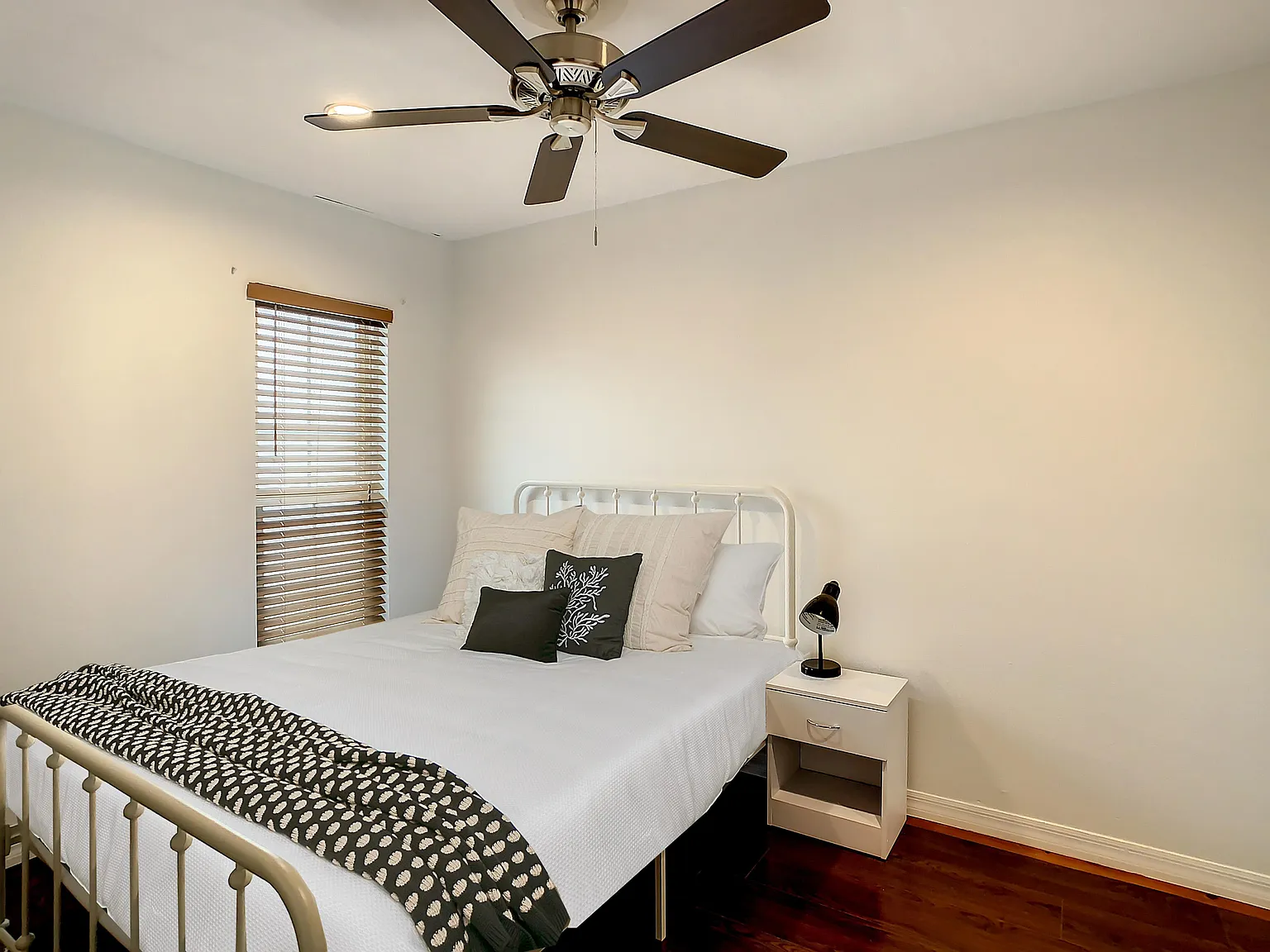 4 bed, 3.0 bath, 2274 sqft, $944 — Photo 2