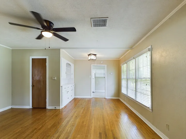 305 Bolton Ave — Photo 10