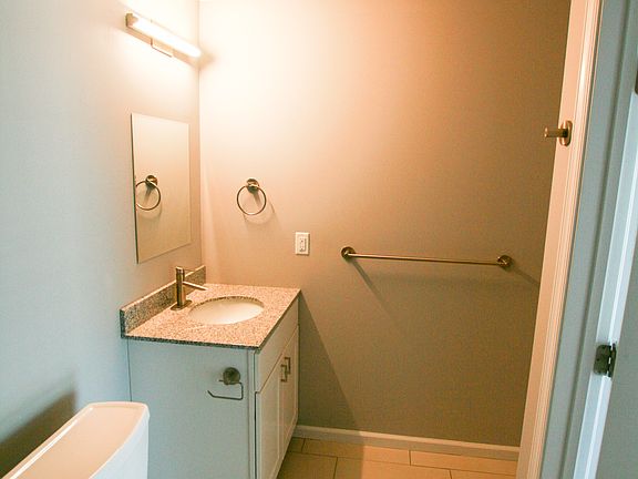 5th image of 632 N College St #10867938
