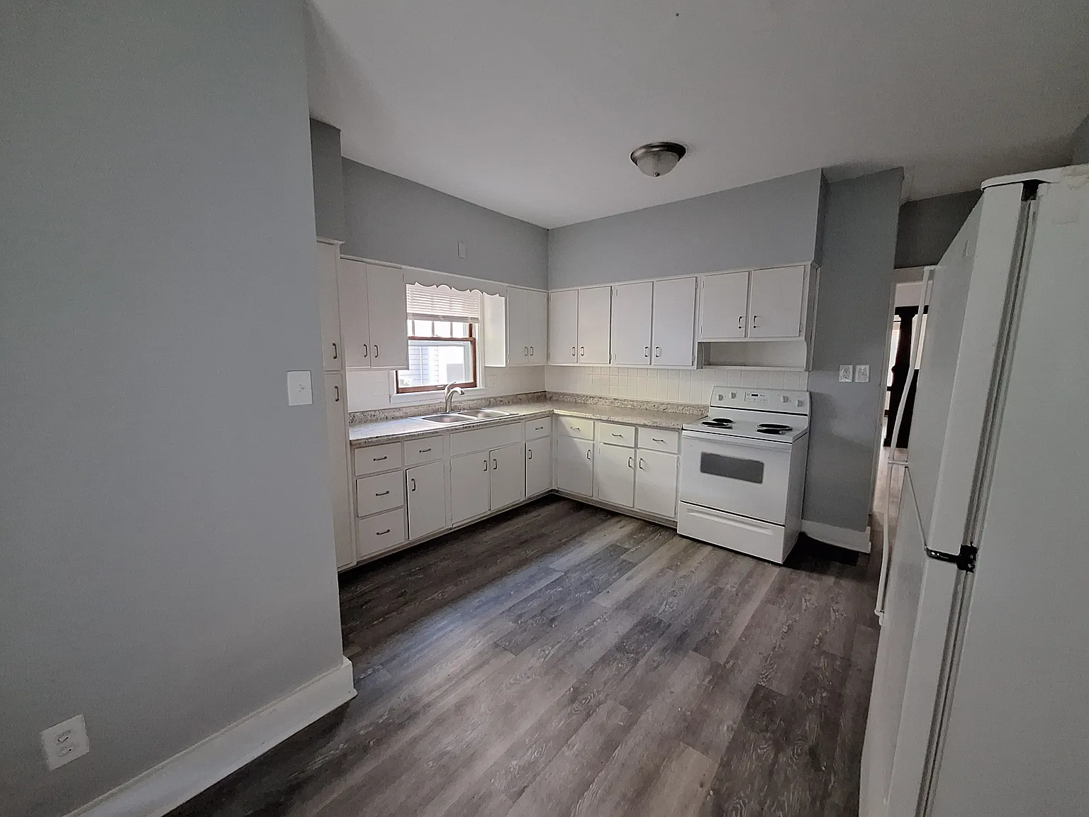 3 bed, 1.5 bath, $1,295 — Photo 4