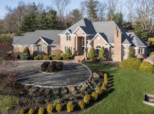 4 Forest View Dr, Gladstone, NJ 07934