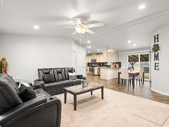 4th image of 3033 SW Terrace Dr