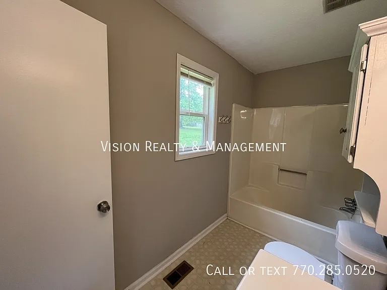 106 Barton Ln — Photo 5