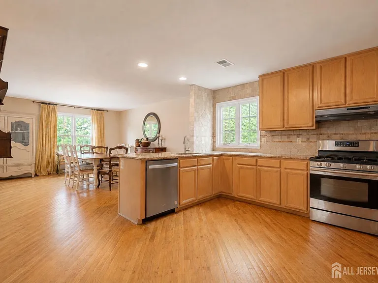 812 Columbus Ave — Photo 11