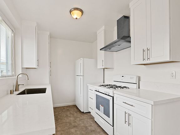 2nd image of 2024-26 Ocean Park Blvd #2026