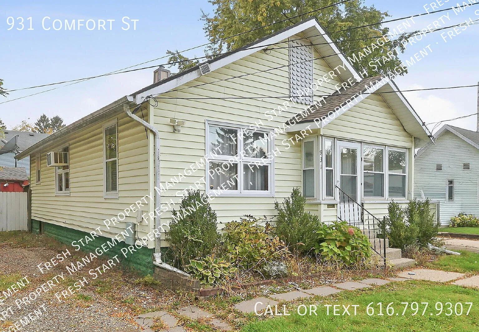 "Charming 2-Bedroom Haven in Lansing's Heart Your Cozy Retreat Awaits at 931 Comfort St!" — Photo 1