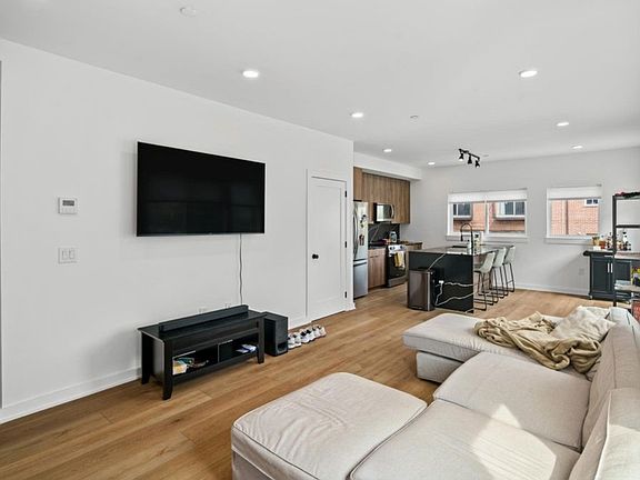 4th image of 164 Richmond St #O1
