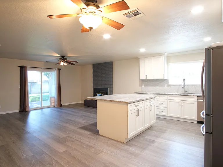 1058 Locust Ave — Photo 7