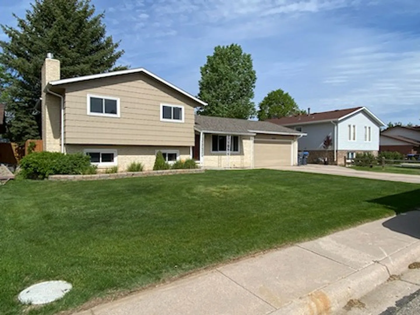Coming Soon Beautiful 4 Bedroom Quad Level Located In Buffalo Ridge — Photo 2