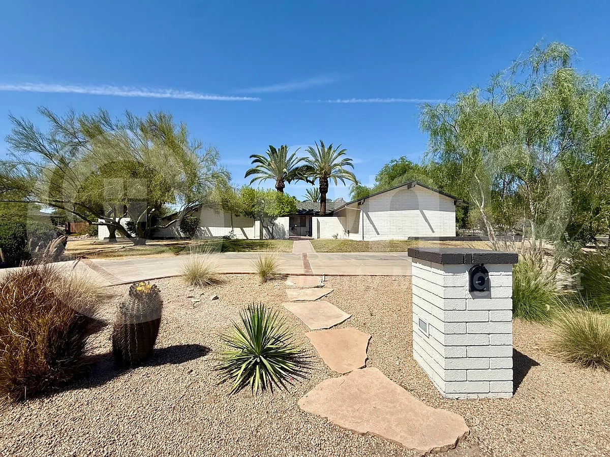 3 bed, 2.0 bath, 2211 sqft, $3,900 — Photo 1