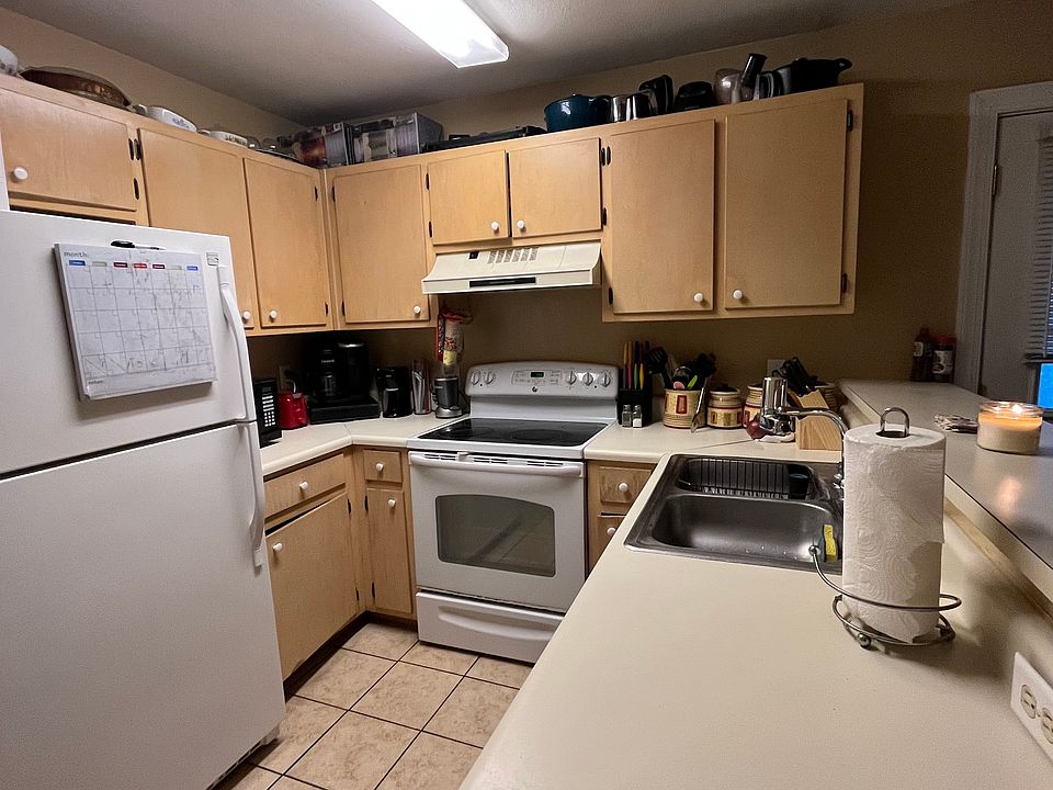 Kitchen, dishwasher is included just not shown in these photos