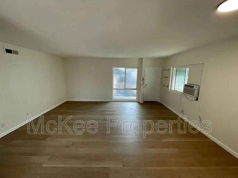 3 bed, 2.0 bath, 970 sqft, $3,895 — Photo 4