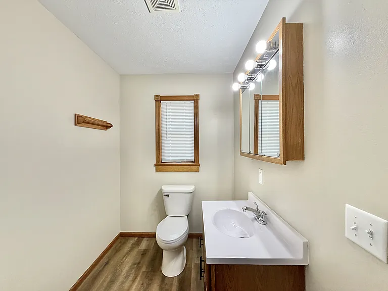 418 Caroline St N — Photo 6