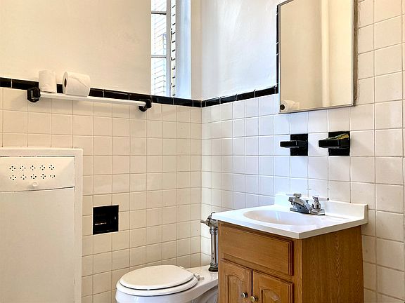 4th image of 325 Graham Ave #2F