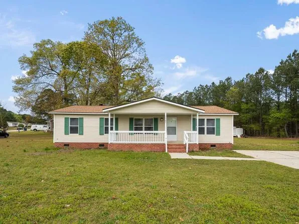 1502 Clan Campbell Dr, Raeford, NC 28376