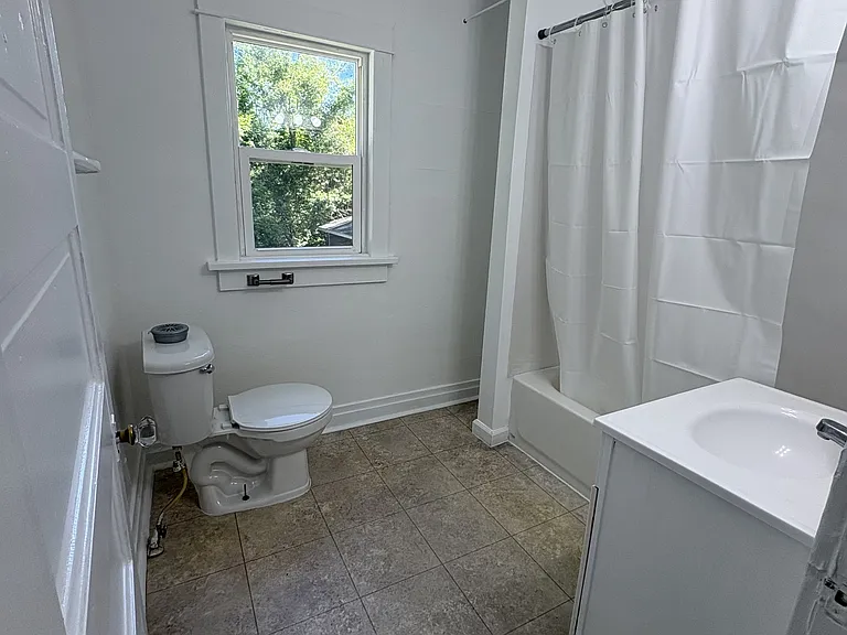 218 Goguac St W — Photo 15