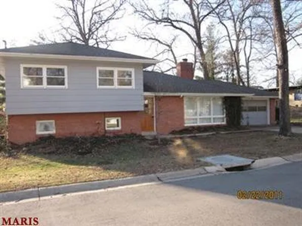 2121 East Dr, Saint Louis, MO 63131