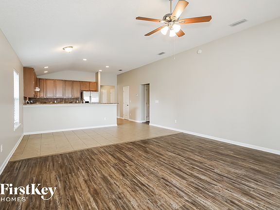 5th image of 523 Chestwood Chase Dr
