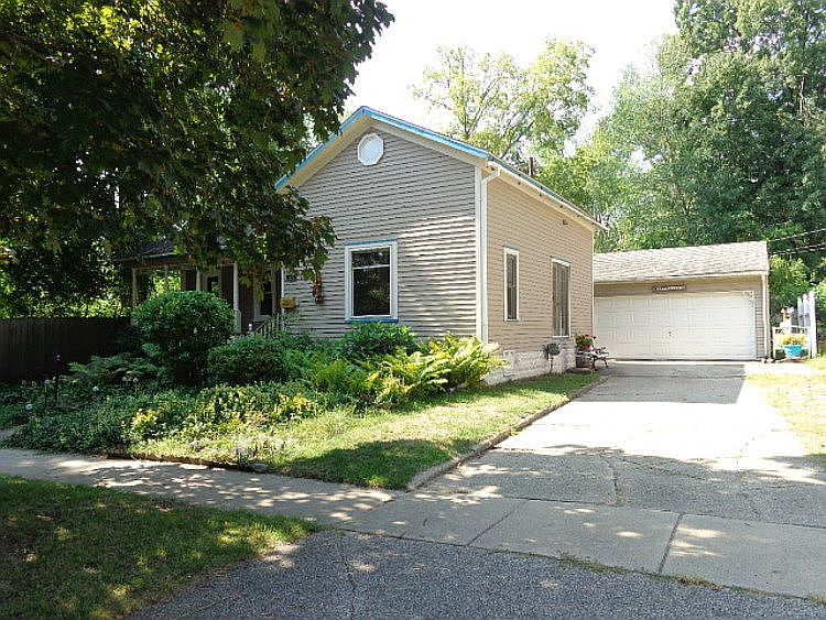 Side view and garage. New door opener 2010.