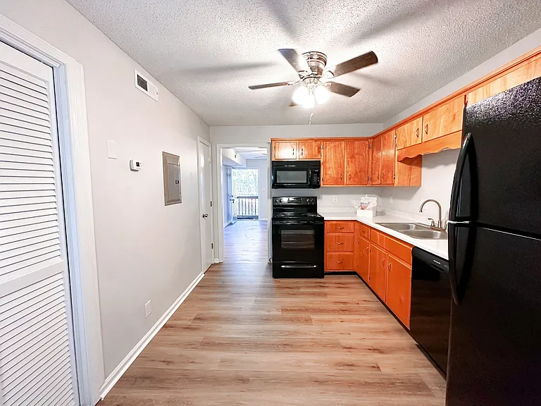 470 Martha Ln #H — Photo 8