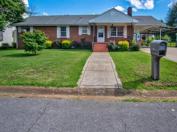 1108 2nd St, Tuscumbia, AL 35674