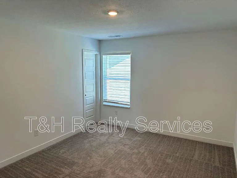 542 Jefferson St — Photo 11