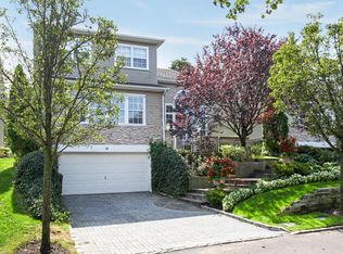 14 Hamlet Dr, Hauppauge, NY 11788