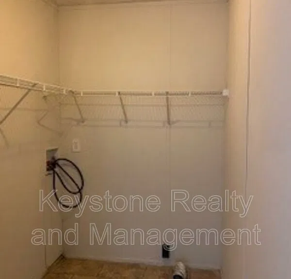 810 Monroe Ln — Photo 8
