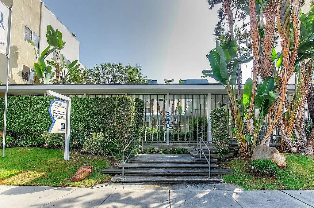 340 South St. Andrews Place — Photo 1
