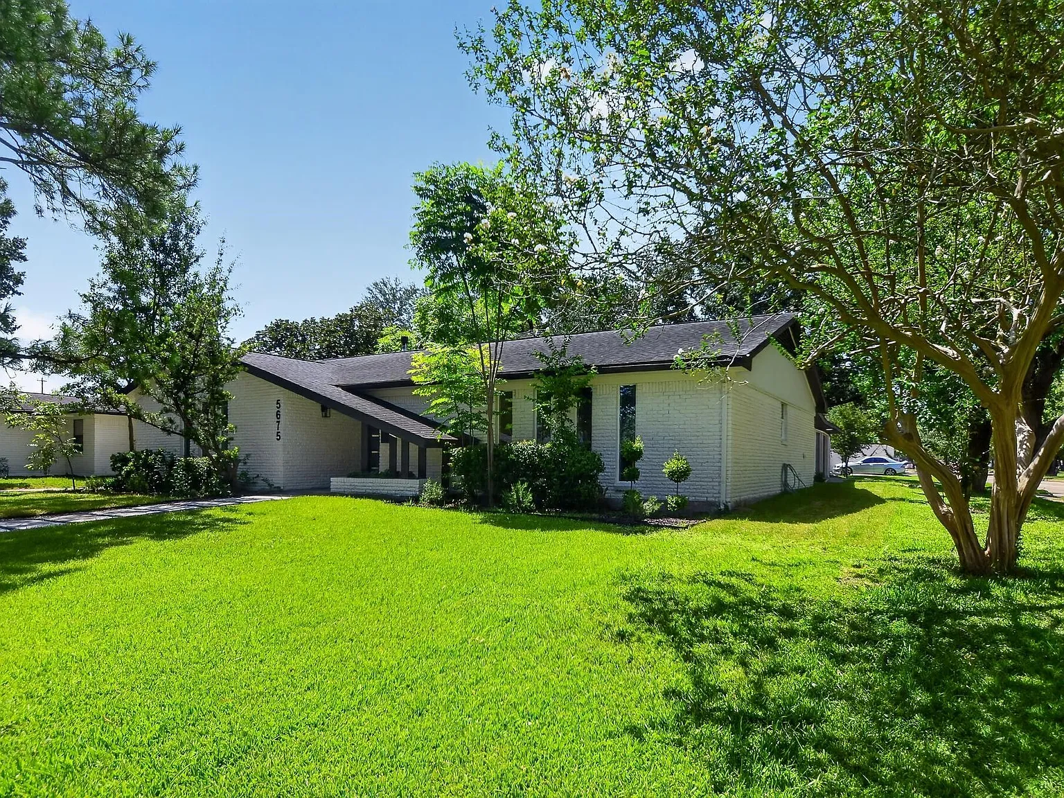 4 bed, 2.0 bath, 2305 sqft, $3,850 — Photo 4