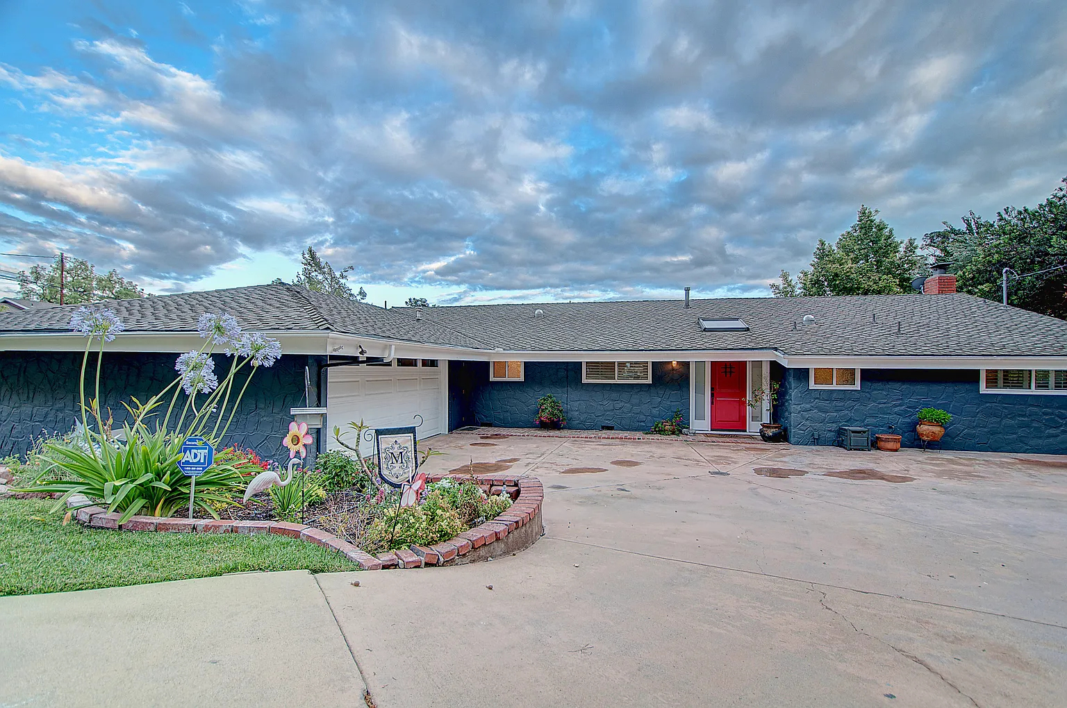 1450 La Riata Dr photo 1