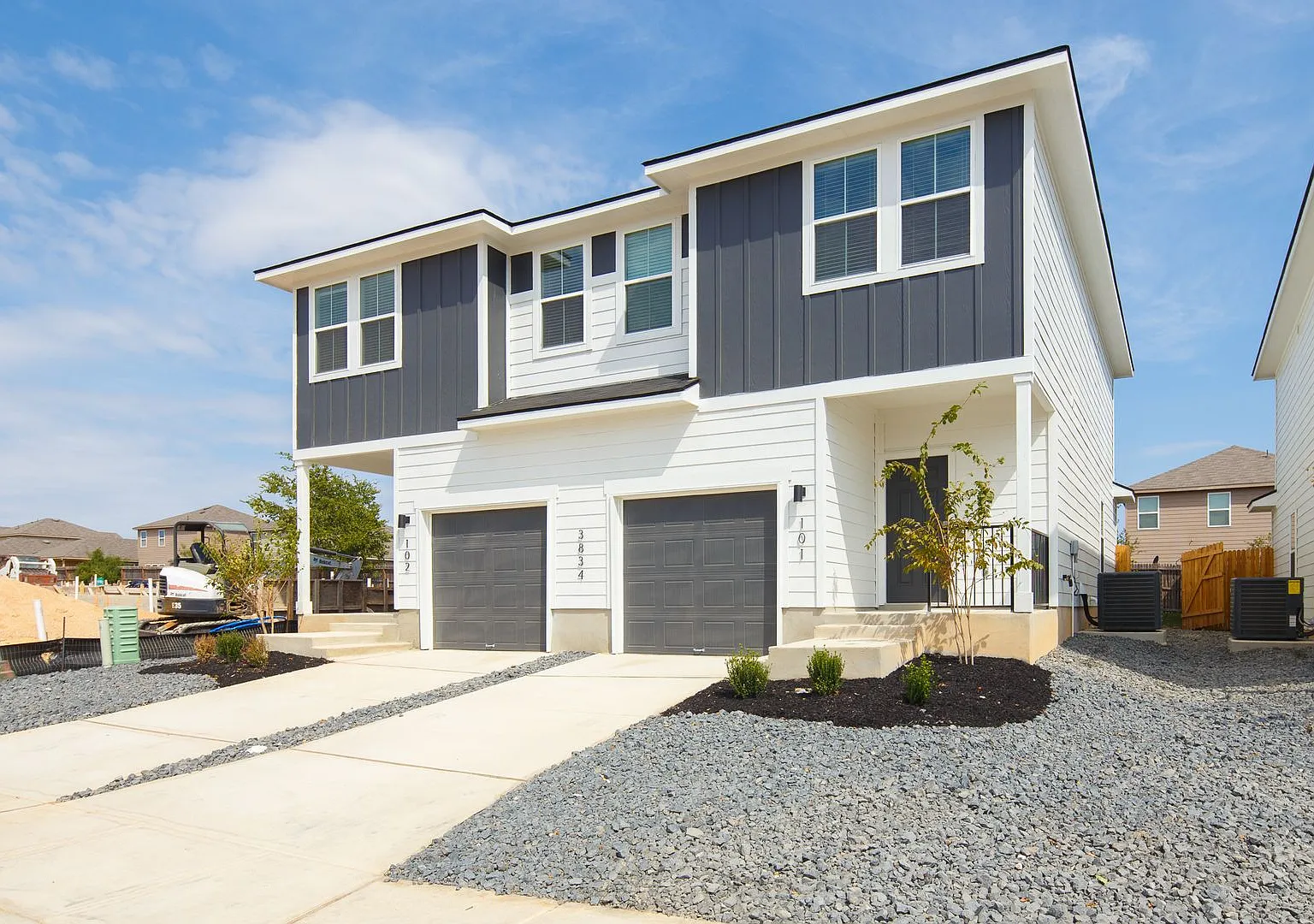 4 Week Free Move-In Special! Well-Maintained Townhome w/ Open Layout & Great Accessibility — Photo 2