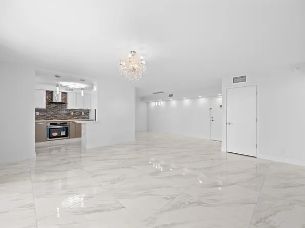 137 Golden Isles Dr APT 914, Hallandale Beach, FL 33009