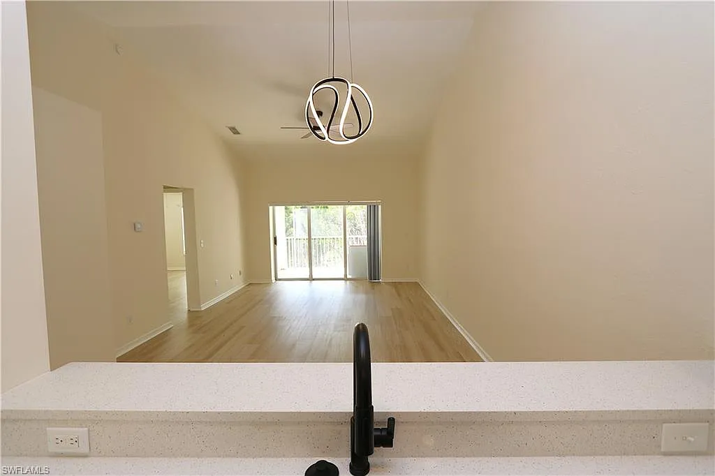 3 bed, 2.0 bath, 1276 sqft, $1,900 — Photo 4