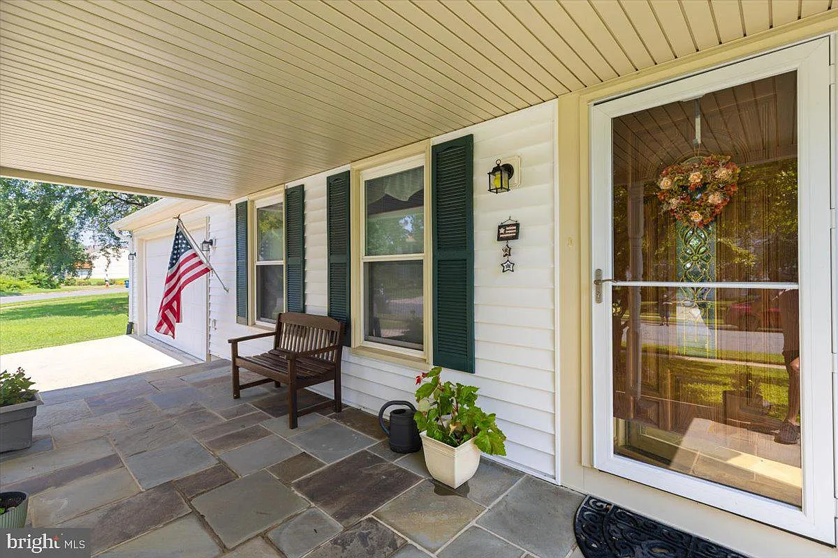 4 bed, 2.5 bath, 1832 sqft, $4,000 — Photo 4