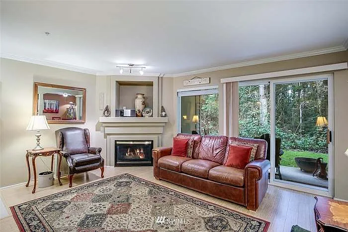 2 bed, 943 sqft, $2,700 — Photo 3
