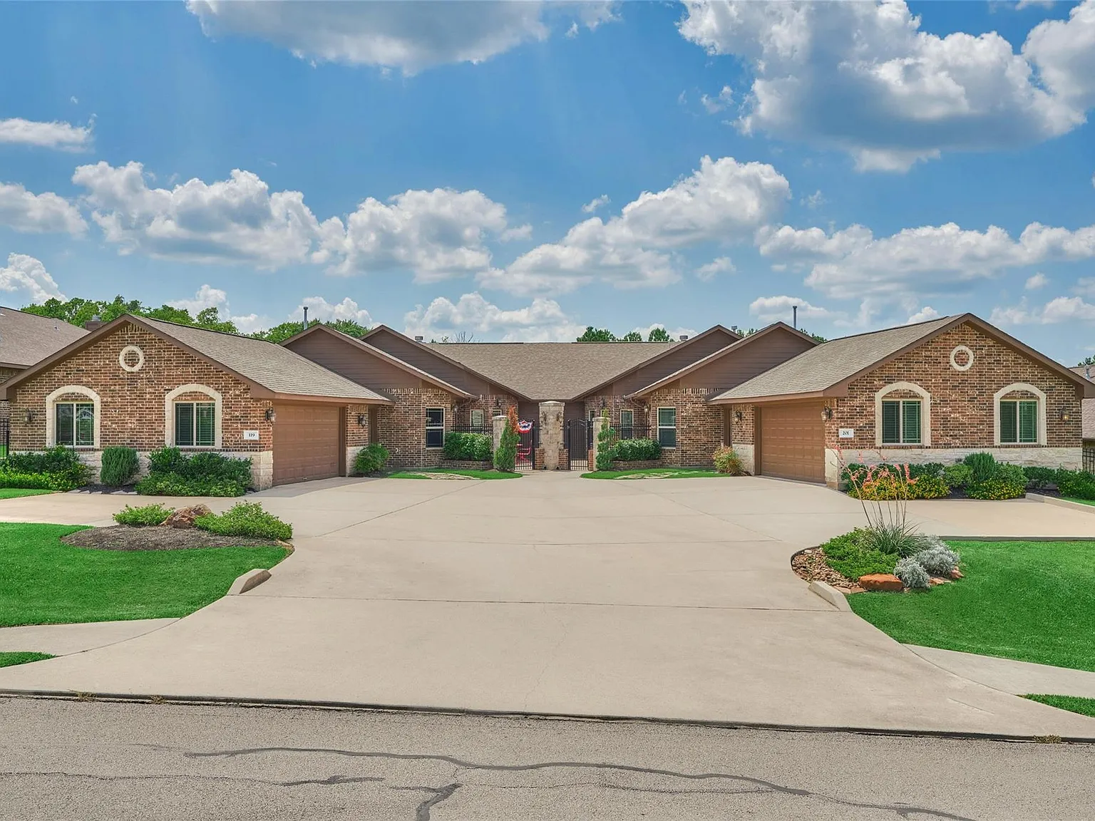 3 bed, 2.5 bath, 2078 sqft, $2,500 — Photo 1
