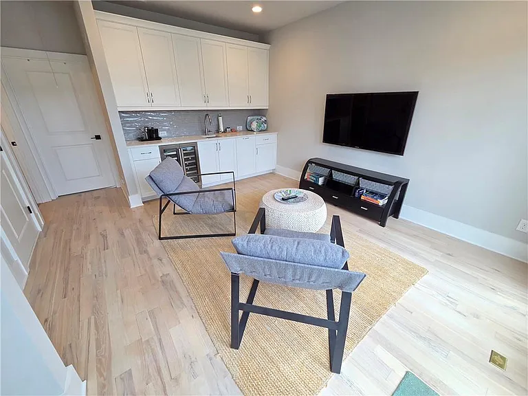 318 Gibson St SE — Photo 40