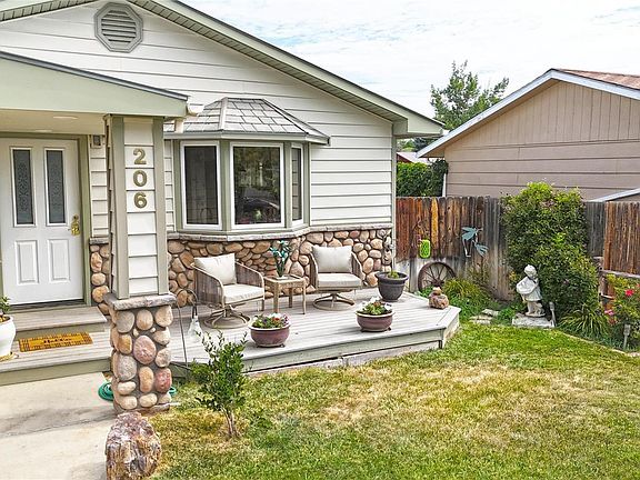3rd image of 206 E Rangely Avenue