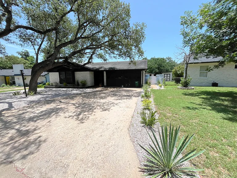 2107 Falcon Hill Dr — Photo 3